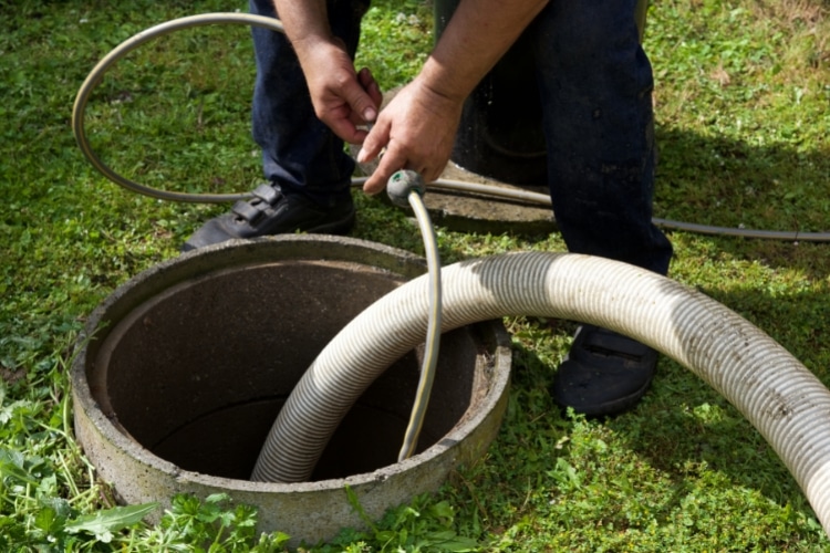 Limpeza regular da fossa pode auxiliar o tratamento de esgoto local